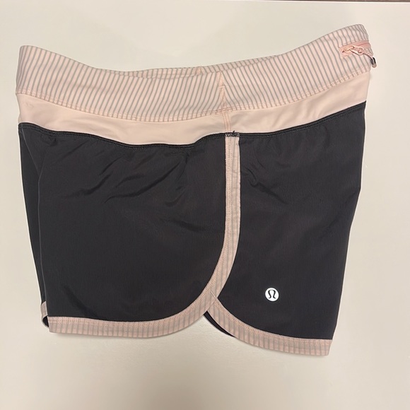 Lululemon low rise shorts - Picture 6 of 7